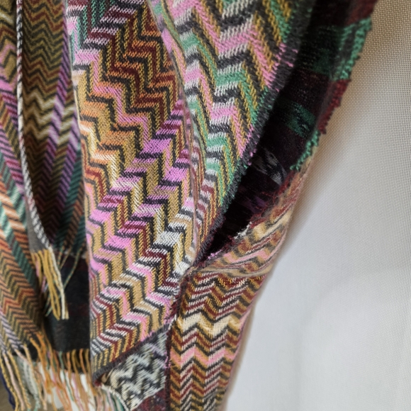RIIQIICHY Women One-Size NWT Colorful Chevron Patterned Poncho - Picture 5 of 11